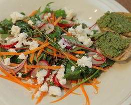 Весенний салат с козьим сыром и сальса верде
