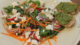 Весенний салат с козьим сыром и сальса верде