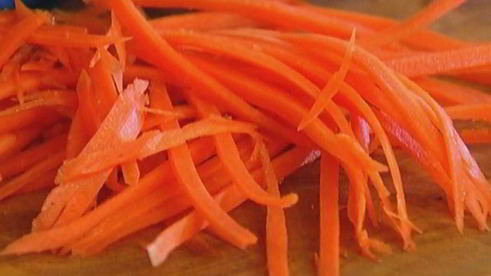 весенний салат с козьим сыром и сальса верде