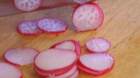 весенний салат с козьим сыром и сальса верде