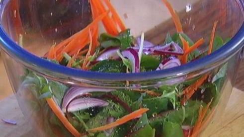 весенний салат с козьим сыром и сальса верде