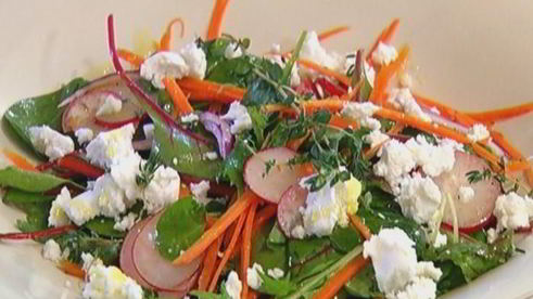 весенний салат с козьим сыром и сальса верде