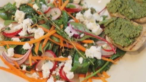 весенний салат с козьим сыром и сальса верде