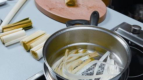 лук-порей с соусом винегрет