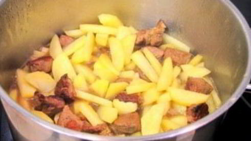 мясной соус с картошкой