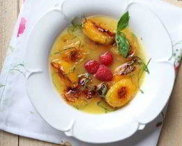 Ананасовый суп с абрикосами и базиликом