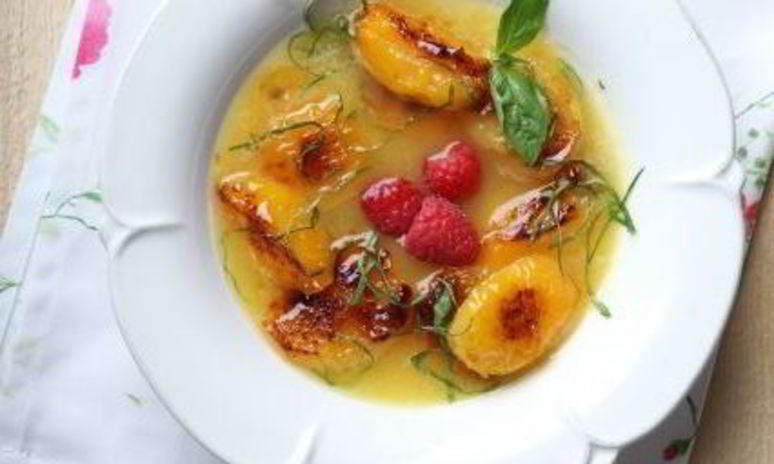 Рецепт ананасового супа с абрикосами и базиликом