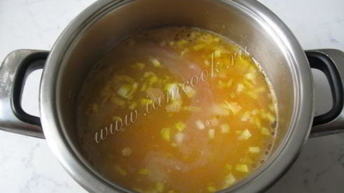 борщ на бульоне из свиных ребрышек