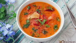 Борщ со сметаной на курином бульоне