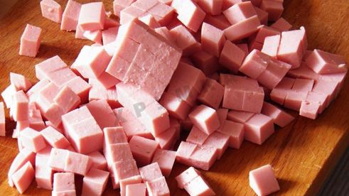 холодный борщ из маринованной свеклы с колбасой