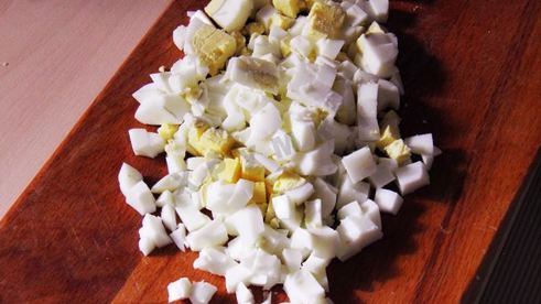 холодный борщ из маринованной свеклы с колбасой