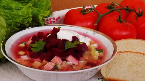 холодный борщ из маринованной свеклы с колбасой