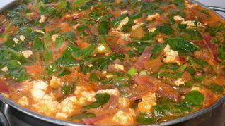 Летний зеленый борщ со шпинатом