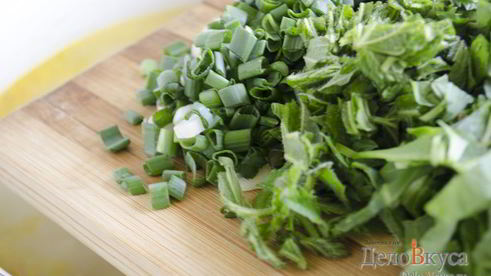 зеленый борщ со щавелем и крапивой