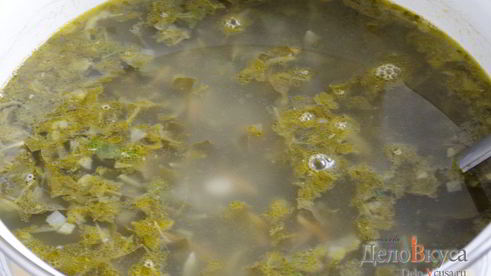 зеленый борщ со щавелем и крапивой