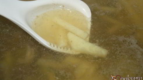 зеленый борщ со щавелем на куриных сердечках