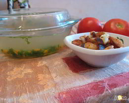 Куриный бульон с сухариками по-быстренькому