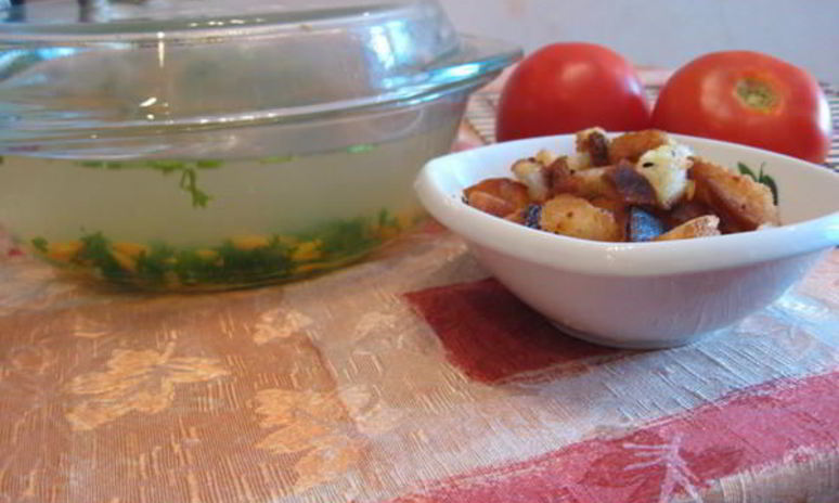 Рецепт куриного бульона с сухариками по-быстренькому