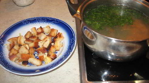 куриный бульон с сухариками по-быстренькому