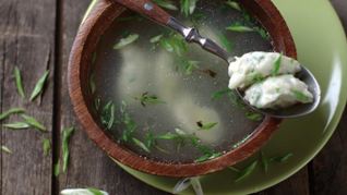 Куриный бульон с заварными клецками