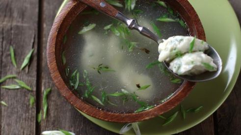 куриный бульон с заварными клецками