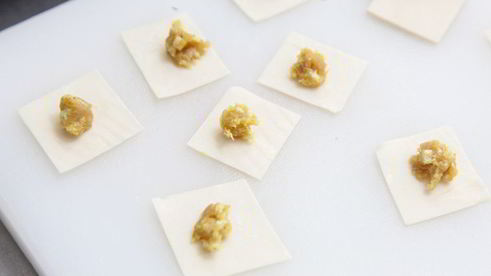 наваристый бульон с мини-пельменями