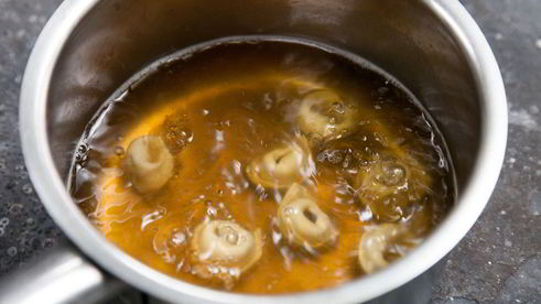 наваристый бульон с мини-пельменями