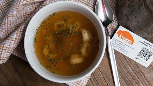 наваристый бульон с мини-пельменями