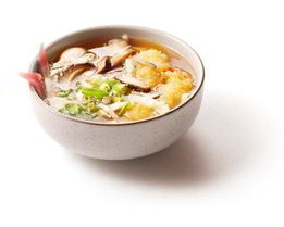 Овощной бульон с омлетом, овощами и имбирем