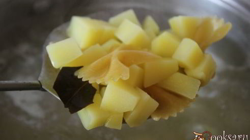 суп с шампиньонами и фарфалле на курином бульоне