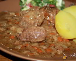 Запеченная говядина в вине и курином бульоне