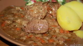 Запеченная говядина в вине и курином бульоне