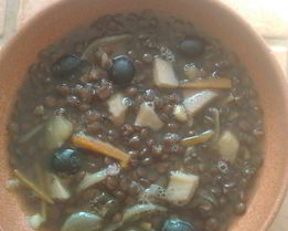 Чечевичный суп с маслинами