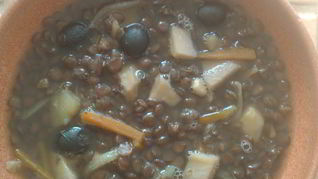 Чечевичный суп с маслинами