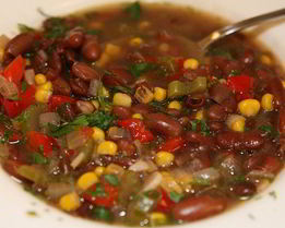 Фасолевый суп с перцем и кукурузой