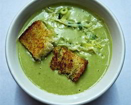 Гороховый крем-суп с луком-пореем и крутонами