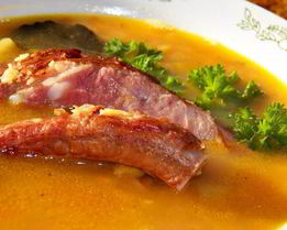 Гороховый суп на копченых ребрышках с беконом