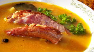 Гороховый суп на копченых ребрышках с беконом