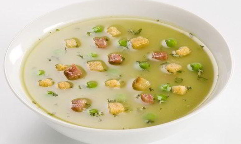 Рецепт горохового супа с беконом и сухариками