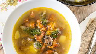 Грибной суп с лисичками и шампиньонами