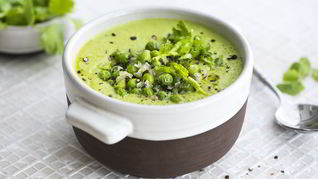 Кокосовый суп с зеленым горошком и кинзой