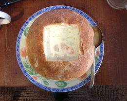 Крем-суп из морепродуктов в хлебе