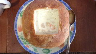Крем-суп из морепродуктов в хлебе