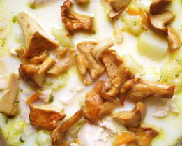 Куриный суп из цветной капусты с лесными грибами