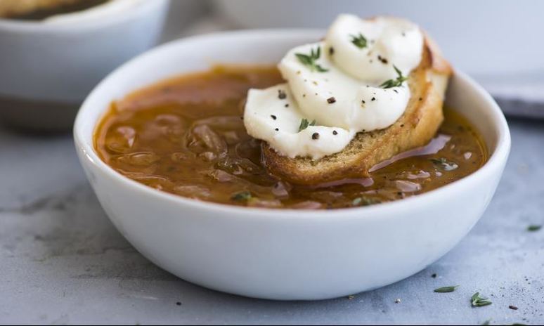 Рецепт лукового супа с козьим сыром