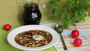 Классическая окрошка на квасе с колбасой