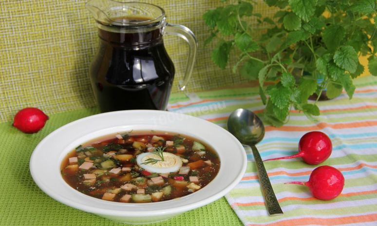 Рецепт классической окрошки на квасе с колбасой