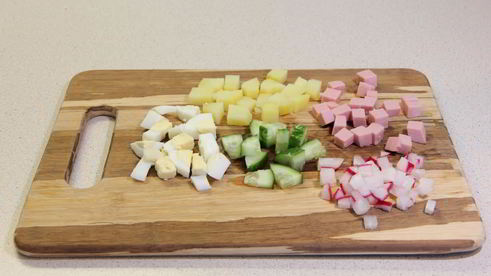 классическая окрошка на квасе с колбасой