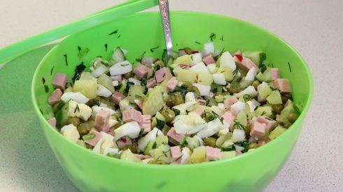 классическая окрошка на квасе с колбасой