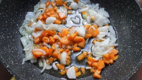 куриный суп со свежими овощами, вермишелью и зеленым горошком